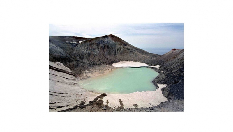 На Курилах вулкан Эбеко выбросил столб пепла на высоту 2,5 километра