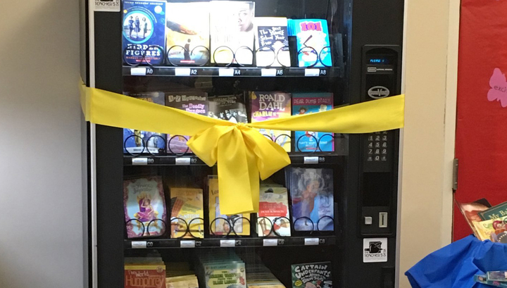 В нью-йоркской школе поставили автомат с бесплатными книгами, чтобы привлечь детей к чтению
