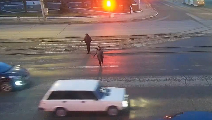 Череповецкая пенсионерка побежала на красный и угодила под машину