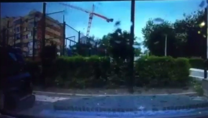 Момент падения башенного крана в Перми сняли на видео