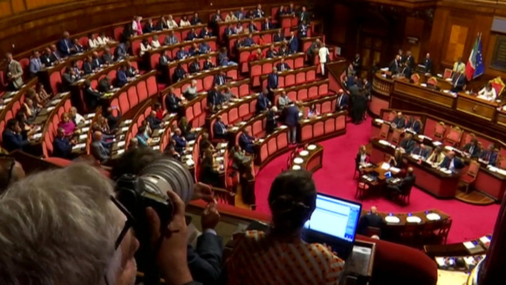 Внеочередное заседание парламента в Италии: что ожидает страну в кризисе