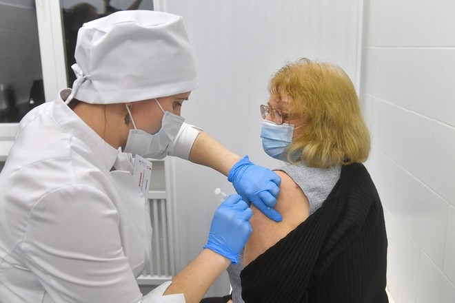 Собянин: более 100 тыс. москвичей записались на вакцинацию от COVID