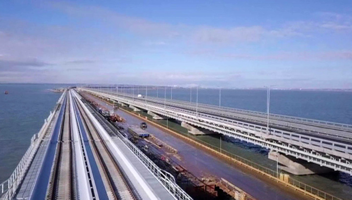 Крымскому мосту исполнился год