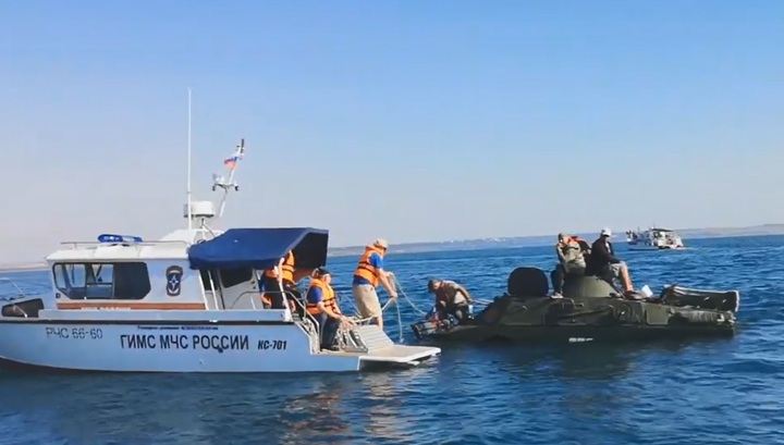 Спасатели "выловили" заглохшую бронемашину из Керченского пролива. Видео