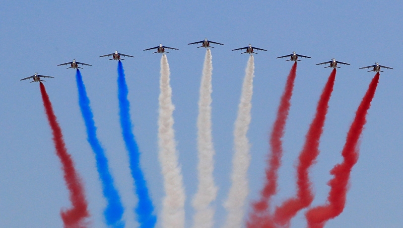 Французская пилотажная группа перепутала цвета своего флага, пролетая над Парижем
