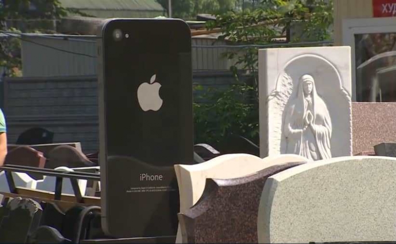 На российском кладбище появился iPhone в человеческий рост
