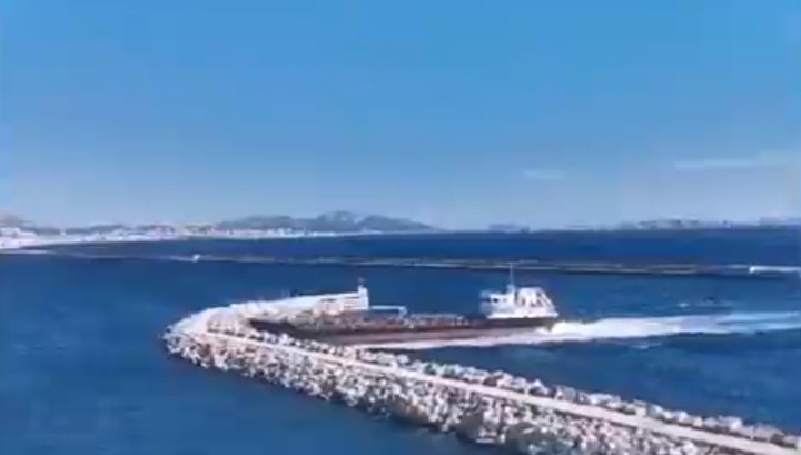 Столкновение танкера с дамбой во Франции попало на видео