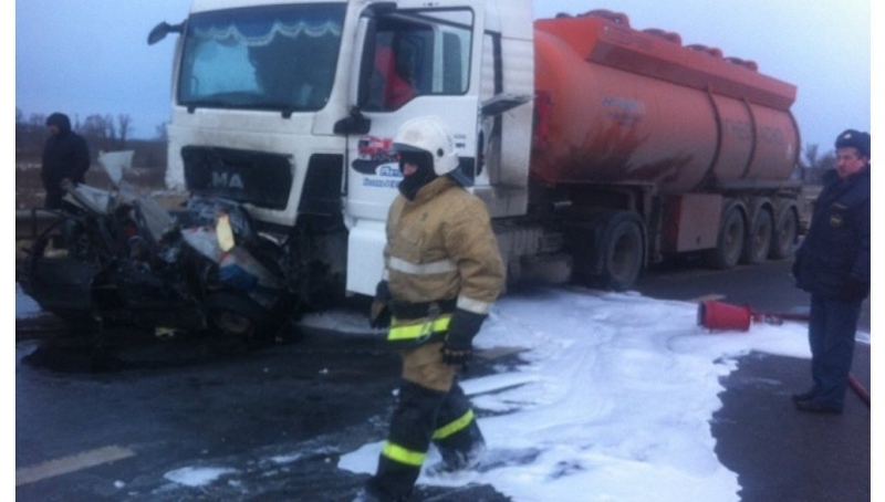Пять человек погибли при столкновении бензовоза и легковушки в Нижегородской области