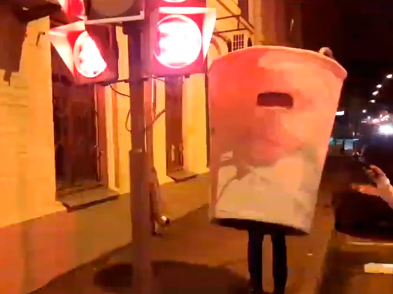 Московского активиста оштрафовали за прогулку в костюме стаканчика