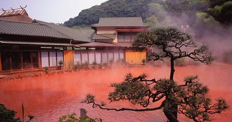 Кровавый пруд “Ад” в Японии, меняющий оттенок в зависимости от погоды
