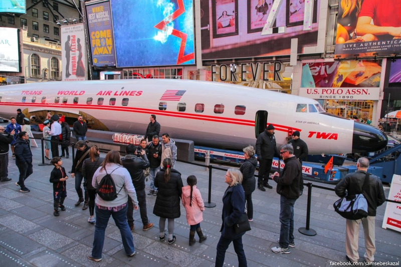 Что делает большой пассажирский авиалайнер в центре Нью-Йорка?