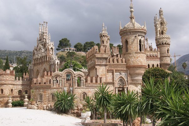 Фантастический замок Коломарес в Испании