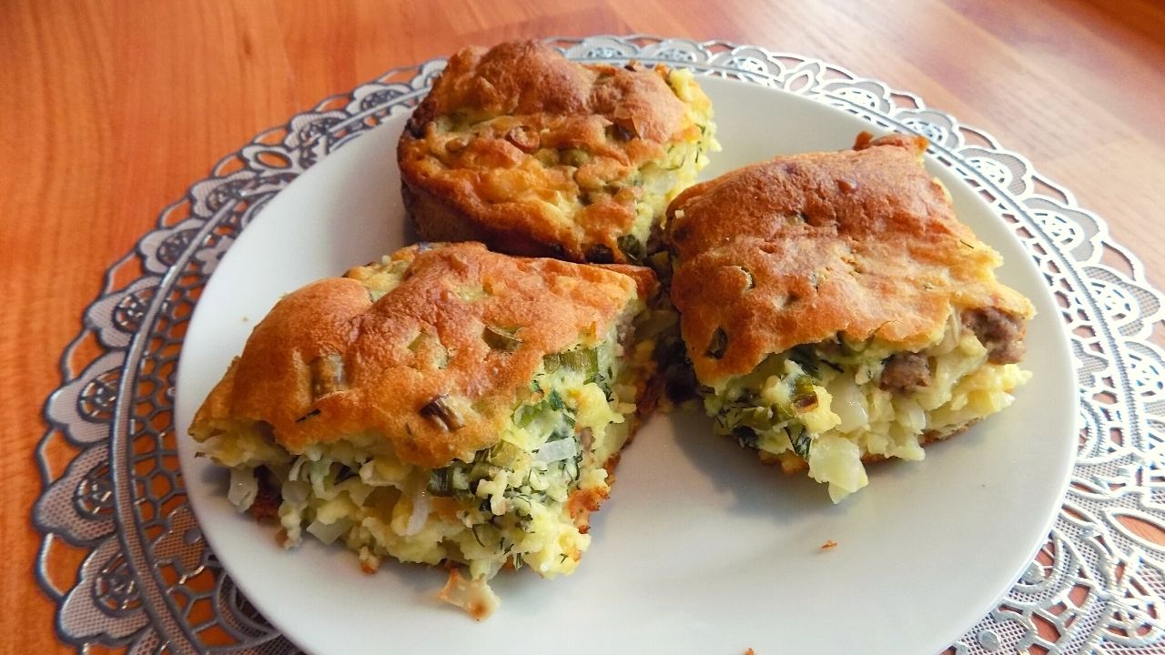 Заливной пирог с начинкой из капусты и фарша. Виде...
